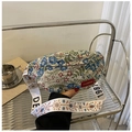 Dettaglio di una borsa a tracolla in nylon jacquard floreale con spalline ampie ricamate - Blu