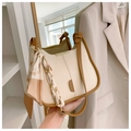 Minimalistische Tasche in Creme und Braun mit Goldakzenten und Kirsch-Seidenschal - Gebrochenes Weiß