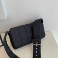 Borsa a tracolla trapuntata nera minimalista con ampia tracolla regolabile e fibbia argento - Nero