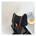 Détail du sac en peluche à damier noir avec grosse bandoulière chaîne argentée - Noir