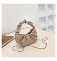 Beige geraffte Cloud-Tasche mit Spiralgriff und Goldkette in eleganter Halbmondform - Khaki