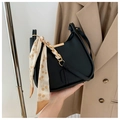 Schwarze matte Hobo-Tasche mit Kirschprint-Seidentuch und goldener Metallkette - Schwarz