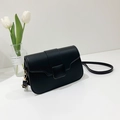 Sac bandoulière minimaliste noir en similicuir mat avec rabat et sangle verticale - Noir