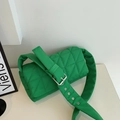 Borsa a tracolla trapuntata verde brillante con motivo a rombi e ampia cinghia - Verde