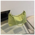 Dettaglio della borsa a tracolla verde chiaro con trama a scacchi e nodo sulla tracolla - Verde