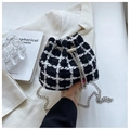 Dettaglio borsa a secchiello in tweed bianco e nero con catena e ciondoli di perle - Nero