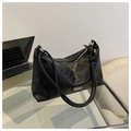 Dettaglio borsa a spalla nera con goffratura a scacchi e nodo decorativo sul manico - Nero