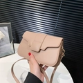 Petit sac carré beige nude avec boucle assortie et finitions métalliques dorées élégantes - Kaki