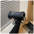 Bolso bandolera cilíndrico negro minimalista de cuero sintético liso con hebillas plata - Negro