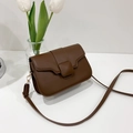 Petit sac carré minimaliste marron foncé avec bandoulière réglable et rabat chic - Marron