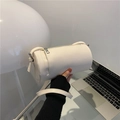 Bolso bandolera cilíndrico minimalista en blanco crema con textura de cuero y cremallera - Blanco