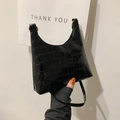 Modische schwarze Umhängetasche aus Kunstleder mit Krokostruktur und Metallring-Details - Schwarz