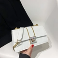Minimalistische weiße Schultertasche mit Kroko-Prägung, goldener Kette und Klappdeckel - Weiß
