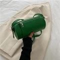 Bolso cilíndrico verde minimalista con acabado mate y cremallera plateada elegante - Verde