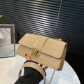 Schicke beige Umhängetasche mit Krokodilprägung, goldener Kette und Schnallendetail - Khaki