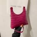 Schicke magentafarbene Schultertasche mit Krokodilprägung und minimalistischer Mondform - Rosarot