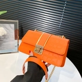Schicke orangefarbene Umhängetasche mit Krokoprägung, goldener Kette und Verschluss - Orange