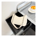 Sac sous le bras beige à damier chic avec chaîne argentée et bandoulière en cuir - Blanc Cassé