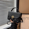 Elegante borsa a tracolla trapuntata nera con chiusura dorata e tracolla regolabile - Nero