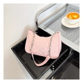 Sac sous le bras en peluche à damier rose avec chaîne argentée et bandoulière large - Rose