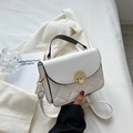 Borsa a tracolla trapuntata in PU bianca con manico nero e fibbia tonda dorata - Bianco