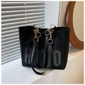 Schwarze Shopper-Tasche mit HOOTO-Schriftzug und goldenen Kettenriemen in puristischer Optik - Schwarz