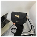 Sac bandoulière noir avec rabat matelassé en losange et boucle dorée - Noir