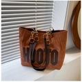 Braune Shopper-Tasche aus Wildlederimitat mit HOOTO-Schriftzug und Metallkette - Braun