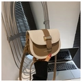 Sac bandoulière bicolore beige et marron avec texture matelassée et boucle dorée - Kaki