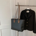 Borsa tote in pelle nera con cuciture bianche a contrasto e tracolla marrone - Nero