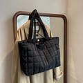 Elegante bolso tote negro acolchado con diseño de rombos y botón de presión dorado - Negro