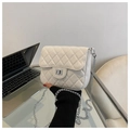 Bolso bandolera acolchado blanco elegante con cadena plateada y cierre de metal - Blanco