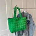 Bolso tote acolchado verde vibrante de nailon acolchado con gran capacidad - Verde