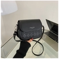 Detail van zwarte crossbody tas met ruitpatroon en zilverkleurige metalen hardware - Zwart