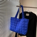 Bolso tote acolchado azul real de nailon brillante con correas de hombro acolchadas - Azul
