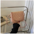 Beige-braun gewebte Umhängetasche mit rundem goldener Magnetverschluss und dünnem Gurt - Rosa