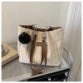 Grand sac cabas crème texturé avec motif losanges, chaîne et pompon noir décoratif - Blanc