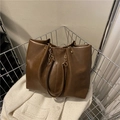 Grande borsa tote marrone scuro in morbida pelle PU con eleganti tracolle a catena - Marrone