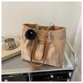 Grand sac cabas matelassé kaki avec lanières brunes, chaîne et breloque en peluche - Kaki