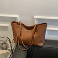 Borsa tote trapuntata marrone con cuciture a rombi e sottili tracolle per uso quotidiano - Marrone