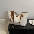 Grande borsa tote trapuntata bianco panna con manici marroni ed etichetta in pelle al centro - Bianco e Marrone