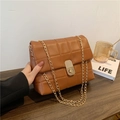 Bolso bandolera de cuero acolchado marrón con cadena dorada y cierre de giro vertical - Marrón