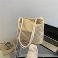 Minimalistische beige shopper met dambordpatroon en witte schouderbanden voor dagelijks gebruik - Khaki