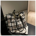 Klassische Shopper-Tasche aus schwarz-weißem Tweed mit Leder- und Goldkettenriemen - Schwarz