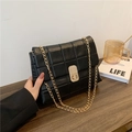 Bolso bandolera acolchado negro clásico con cadena dorada y cierre metálico elegante - Negro