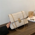 Bolso de hombro acolchado beige con cadena dorada y cierre metálico cuadrado - Blanco