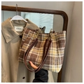 Tragetasche aus braun-gelbem Plaid-Wollstoff mit Lederriemen und goldenen Kettenelementen - Khaki