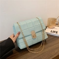 Elegante bolso cuadrado acolchado azul claro con cierre dorado y correa de cadena - Azul