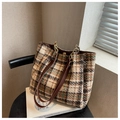 Braune Vintage-Tote-Bag mit Karomuster aus Tweed-Stoff und Lederriemen für den Alltag - Kaffeebraun