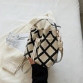 Bolso tipo cubo beige con patrón acolchado negro y detalles de cadena dorada - Blanco